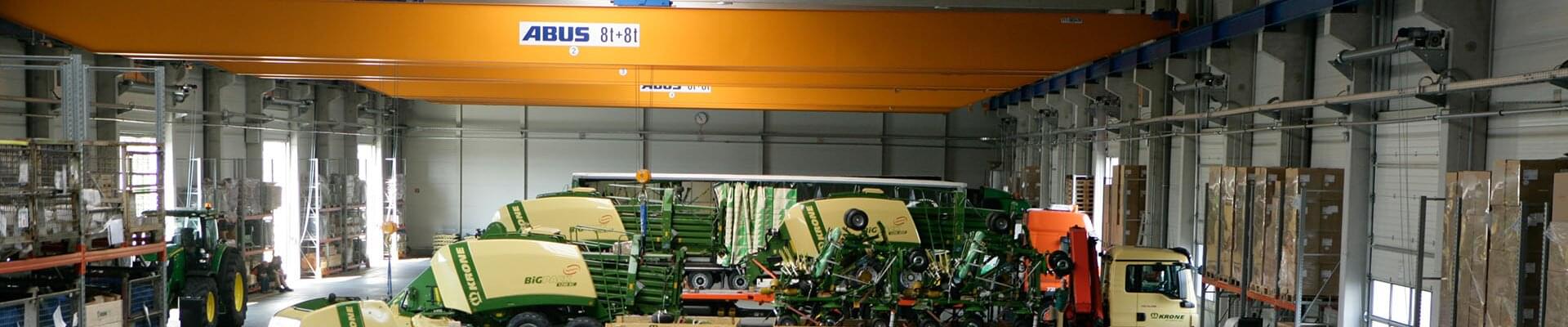 Gru con capacità di carico di 8 t e 8 t nel capannone di produzione per la tecnologia delle macchine agricole in Germania