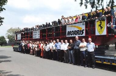 Dipendenti di Efficient Engineering davanti a/su una gru ABUS/Morris appena consegnata a Johannesburg, in Sudafrica