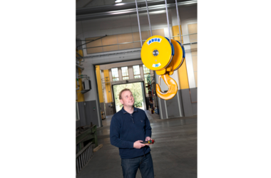 Un dipendente felice guida una gru ABUS nel capannone di produzione in Svezia