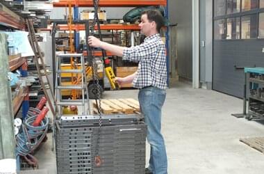 Un gruista dell'azienda Forthaus controlla una gru utilizzata per il sollevamento di oggetti pesanti