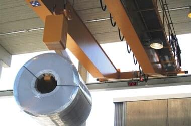 La gru ABUS trasporta tubi di acciaio inossidabile in un capannone semiaperto in Finlandia