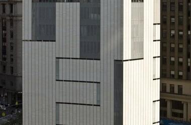 Edificio moderno con facciata in vetro dell'azienda KFK Tehnika