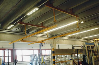 Sistema a vie di corsa sospese per la movimentazione delle finestre in produzione