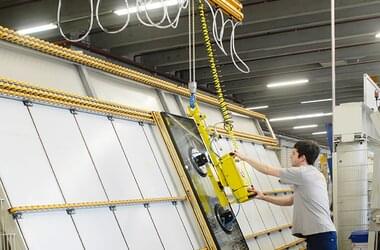 Sistema a vie di corsa sospese con paranco a catena elettrico nell'azienda EgoKiefer in Svizzera