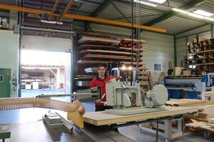 Un dipendente lavora con HB-System nella falegnameria Lorenz in Germania
