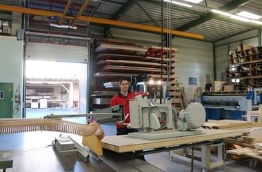 Un dipendente lavora con HB-System nella falegnameria Lorenz in Germania