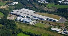 Vista aerea della sede di ABUS Kransysteme GmbH con i capannoni di produzione di carriponte e componenti e la KranHaus a Herreshagen