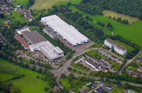 Vista aerea della sede principale di ABUS Kransysteme GmbH con il capannone di produzione di carriponte e componenti a Lantenbach