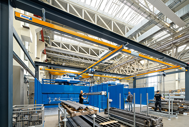 Un carroponte monotrave EHB installato in un capannone industriale consente il trasporto capillare dei carichi lungo tutta la lunghezza del soffitto.
