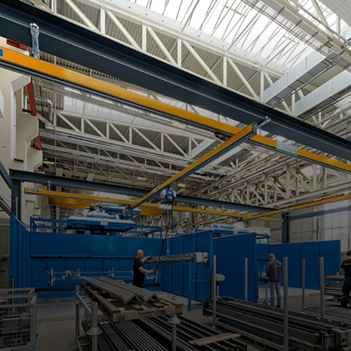 Un carroponte monotrave EHB installato in un capannone industriale consente il trasporto capillare dei carichi lungo tutta la lunghezza del soffitto.