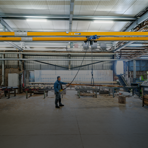 Gru bitrave ZHB-I ABUS in un capannone industriale con una portata fino a 2 tonnellate e una luce fino a 12 metri.