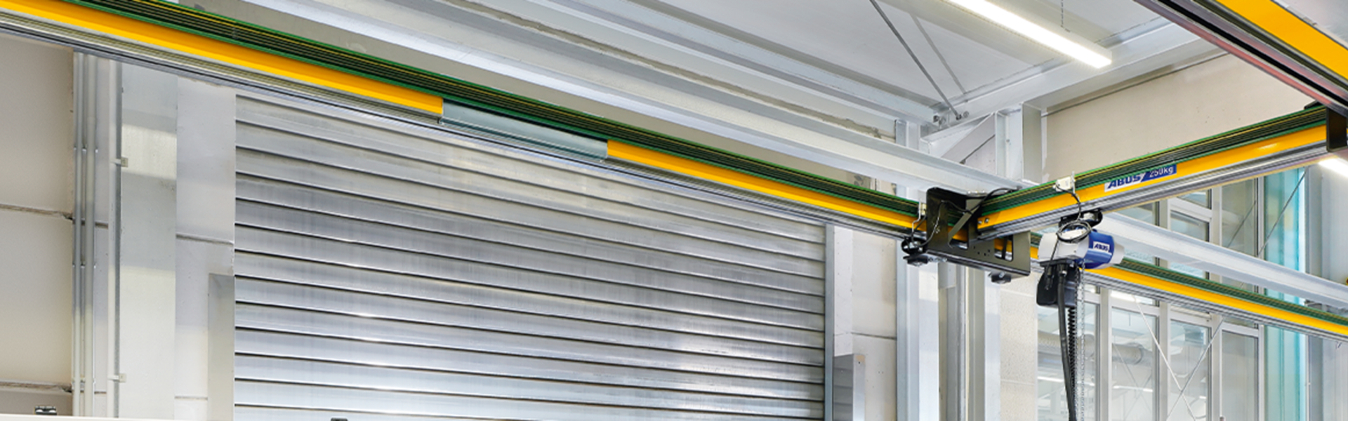 Gru monotrave rialzata EHB-X in un capannone industriale per un sollevamento preciso e un trasporto efficiente dei materiali.
