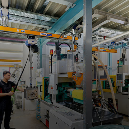 Paranco a catena ABUCompact GM2 in uso industriale in un impianto di produzione