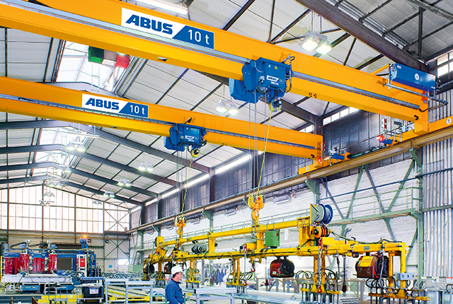 Gru a ponte monotrave ABUS in un capannone industriale con portata fino a 16 t e luce fino a 39 m per un flusso efficiente dei materiali