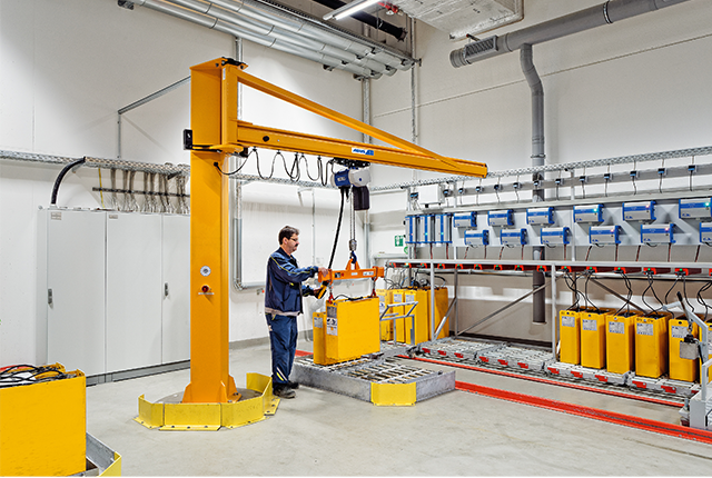 Gru a colonna girevole ABUS LS per una movimentazione ergonomica dei materiali sul posto di lavoro.