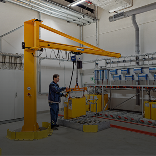 Gru a colonna girevole ABUS LS per una movimentazione ergonomica dei materiali sul posto di lavoro.