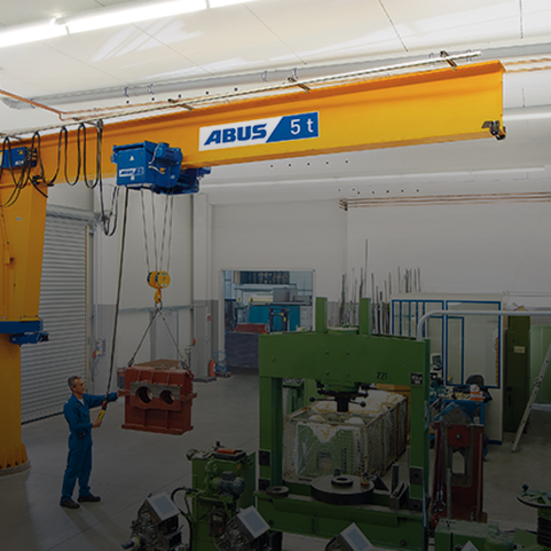 Gru a colonna girevole ABUS VS in un capannone di produzione.